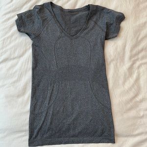 Lululemon run swiftly tech v-neck size 4